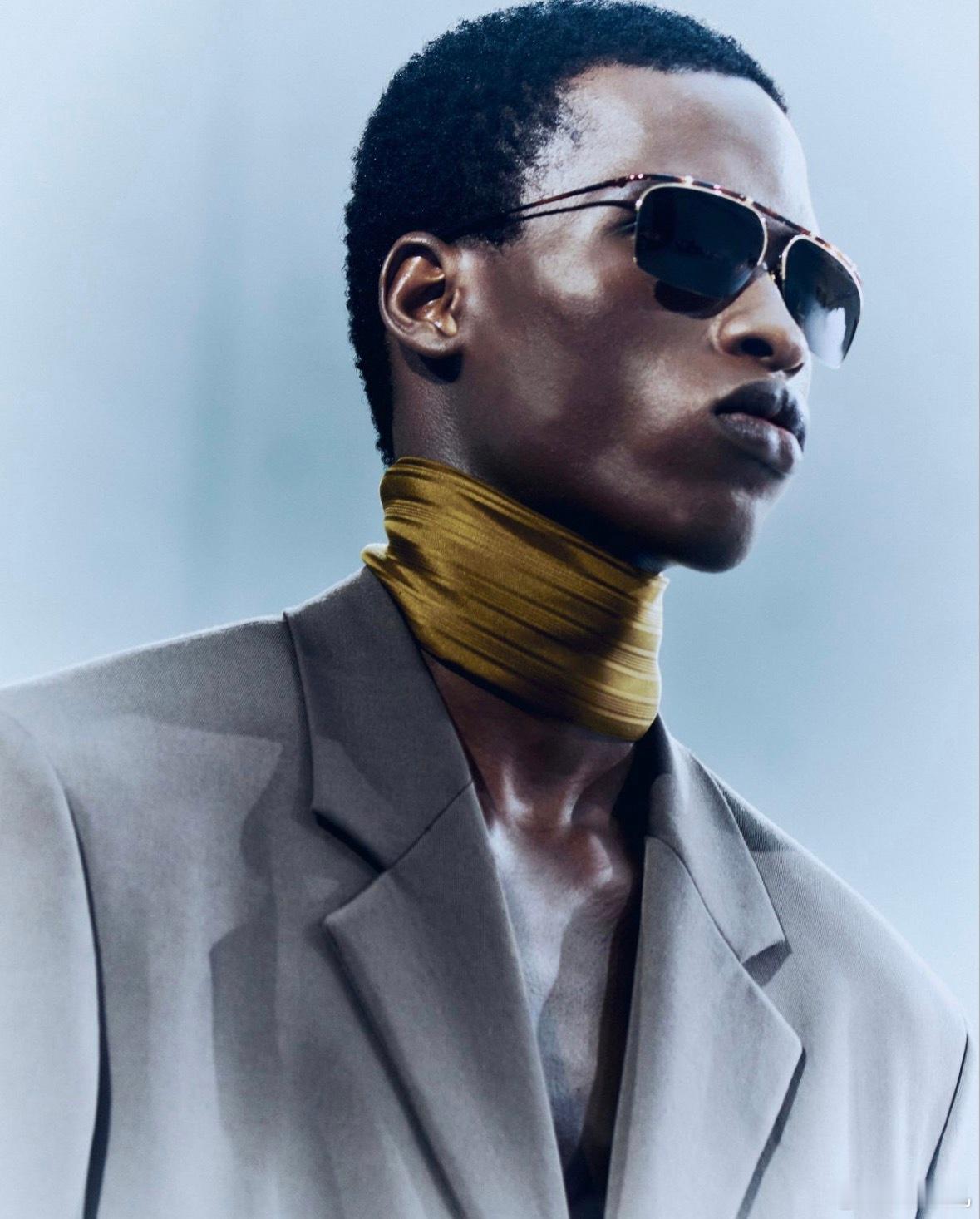 Saint Laurent 2027年男士夏季时装秀推出了新款眼镜，灵感源自 A