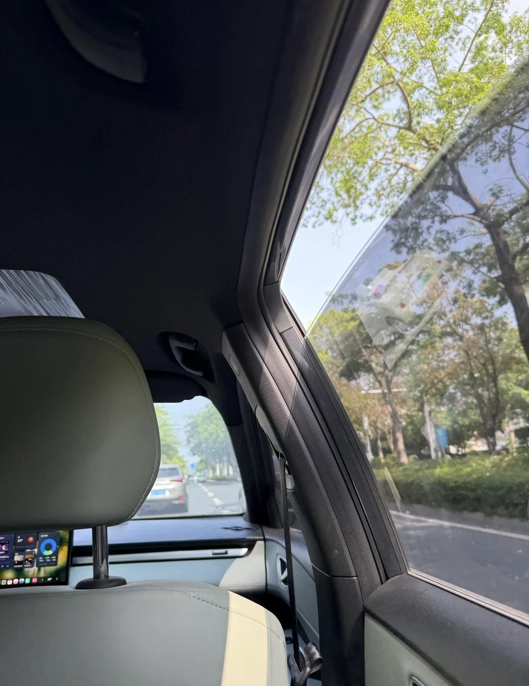 顺风车司机要赶我下车？
省流版：烟民男车主出尔反尔，不关窗就让女大学生乘客在公路