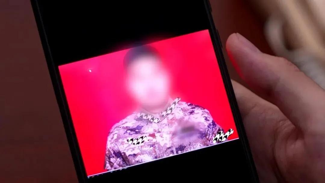 身份拆穿，戏演不下去！
1月31日山东烟台，23岁厨师徐某冒充歼-16飞行员，一