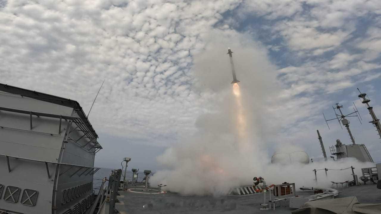 Ennnn…三哥硬是给一枚225弹径的Barak-8拍出了航天发射的即视感[二哈