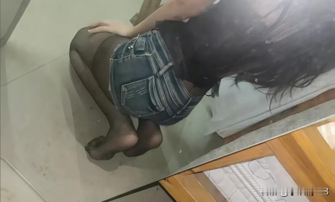 可惜你不是我 你不知道我曾经听了多少人的意见 却还是捂着耳朵去爱你