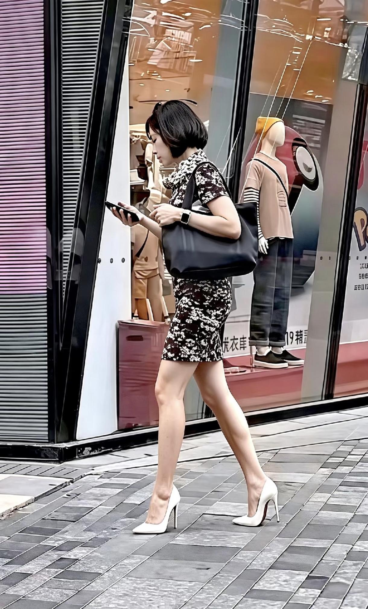 穿高跟鞋肯定是有伤害，好看和舒服你只能选一个。其实穿高跟鞋的女人必须具备的，体重