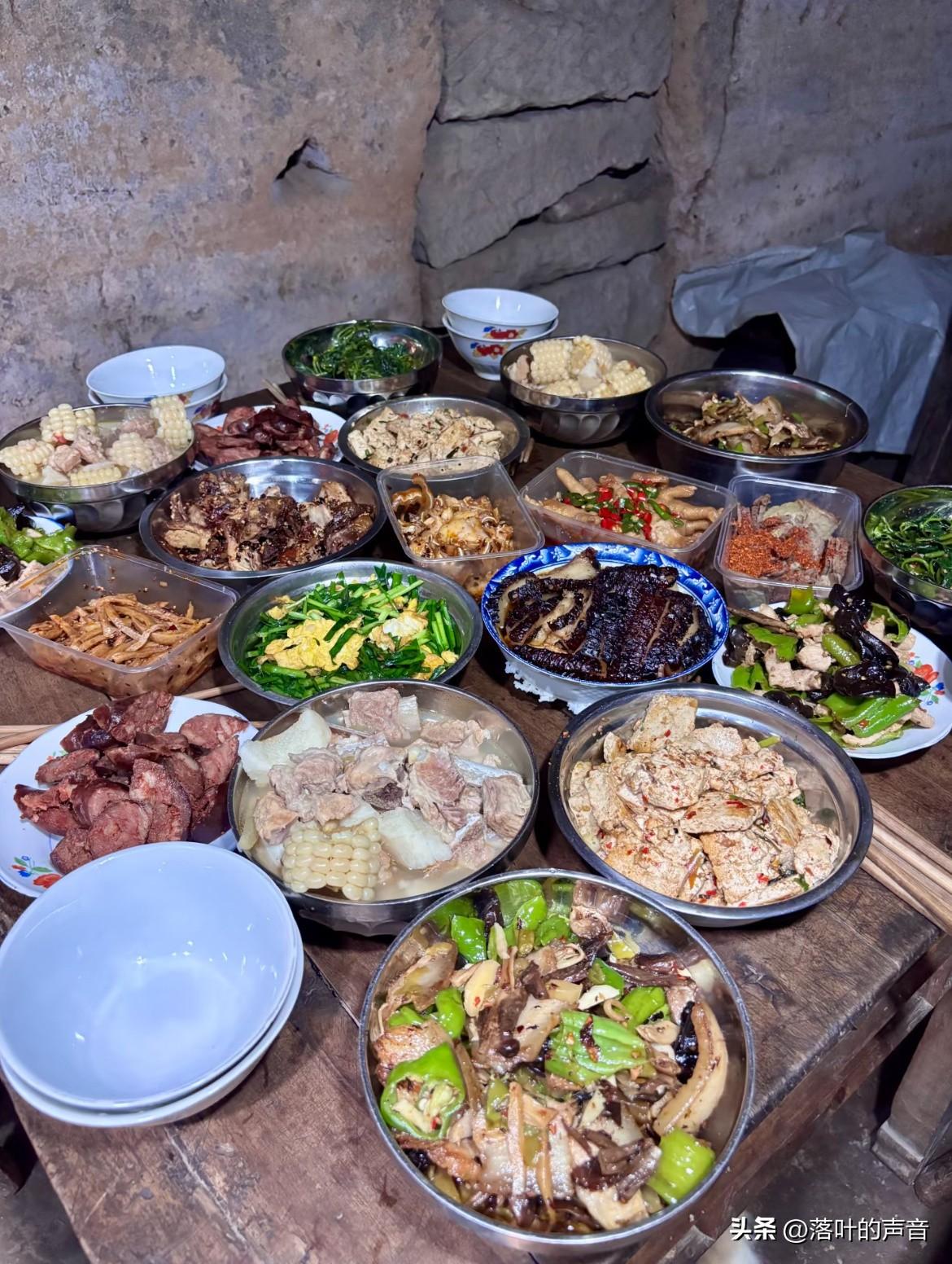 小编说，这是他老家柴火饭，你能猜到他是哪里人吗？
这是一小编发在网上的照片，他说