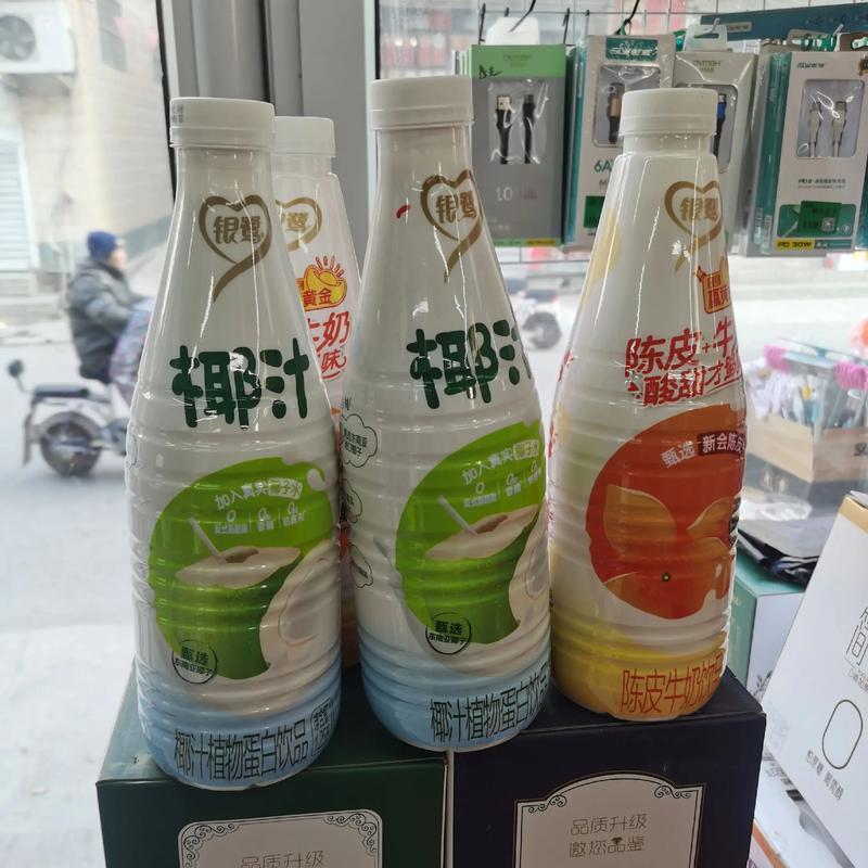 近日，江苏扬州消费者维权事件引发广泛热议，老牌饮品银鹭陷入舆论争议。

消费者王