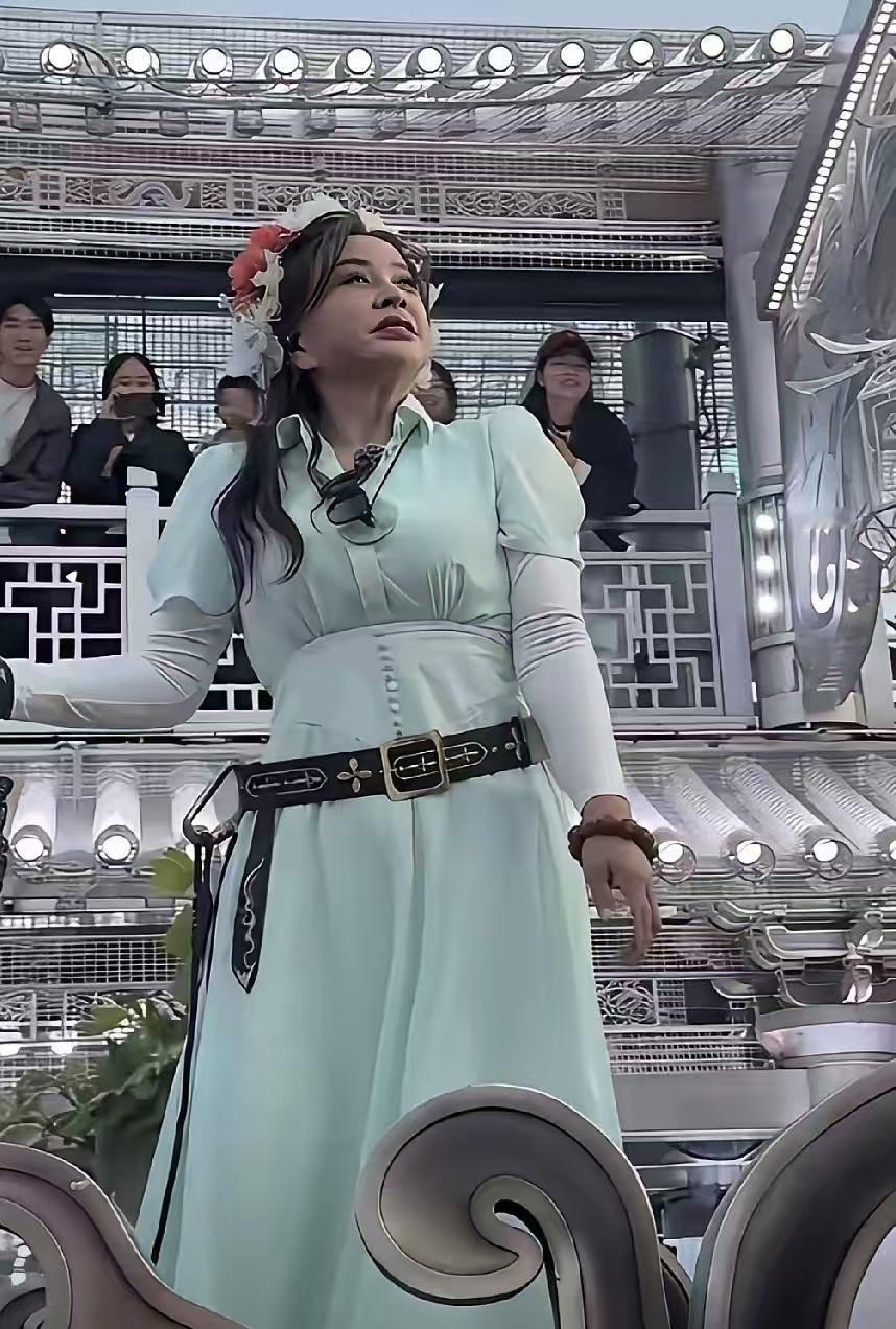 如果大家都不知道她的名字，肯定认为这个人精神出问题了。

人老珠黄，再装嫩，也走