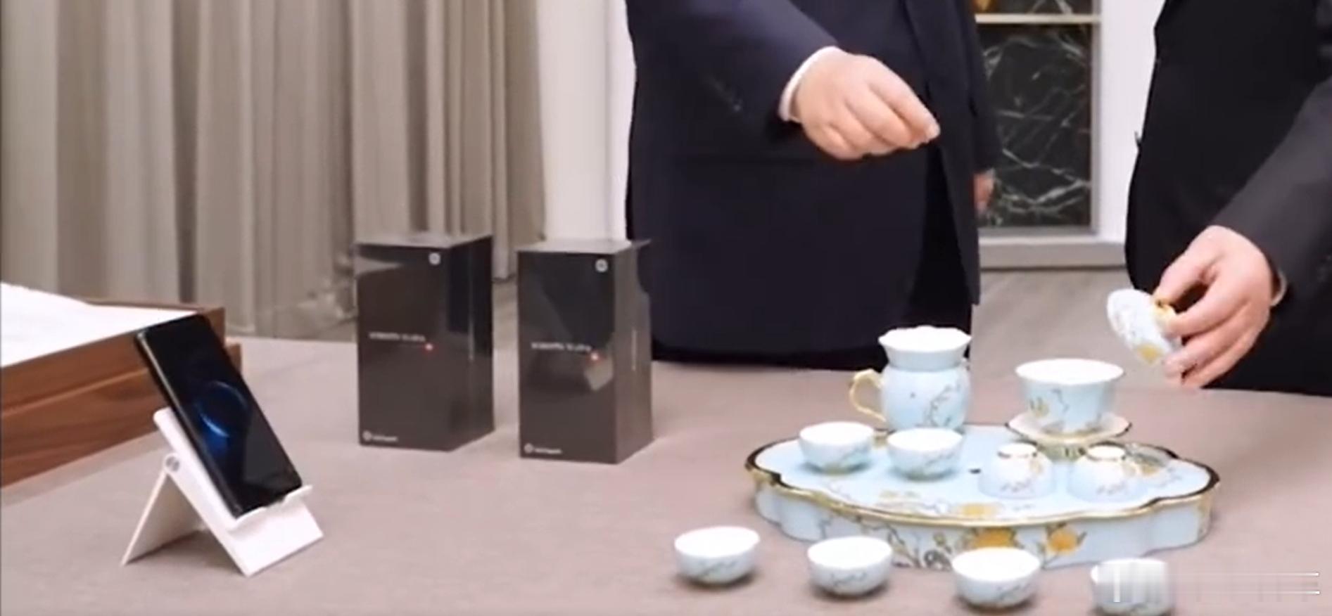 小米手机是国礼了，强调了是韩国的屏幕，两个，夫人也有一台旁边的应该是永丰源的茶具