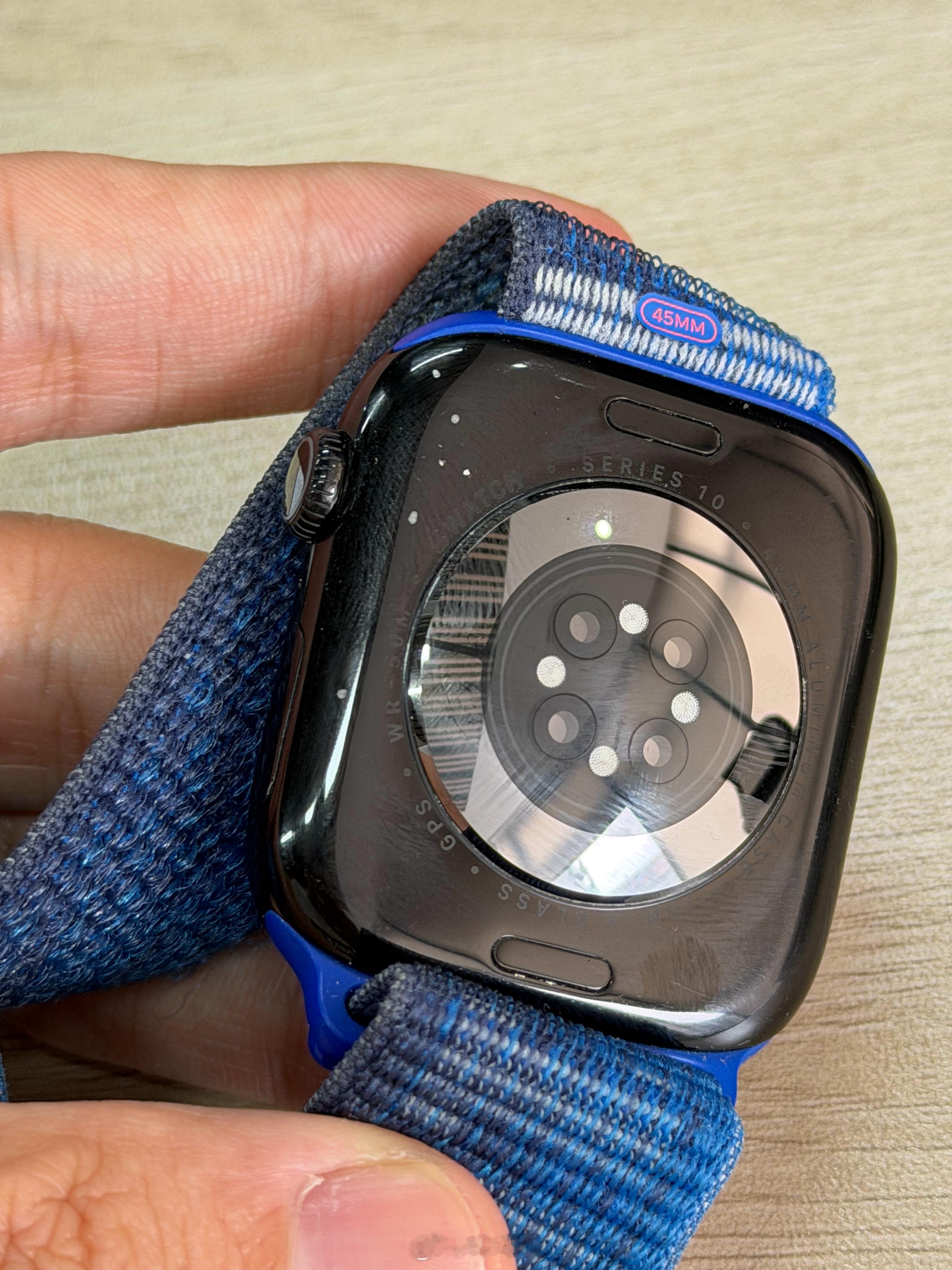 原来受害者就是我S10亮黑款手表掉漆，不知道过了一年保修期还给不给我换啊苹果调整