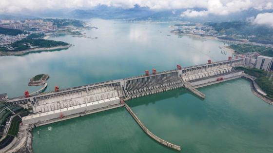 都江堰是鬼斧神工，三峡大坝却是劳民伤财？明明它们都是利国利民的大工程，为何很多人