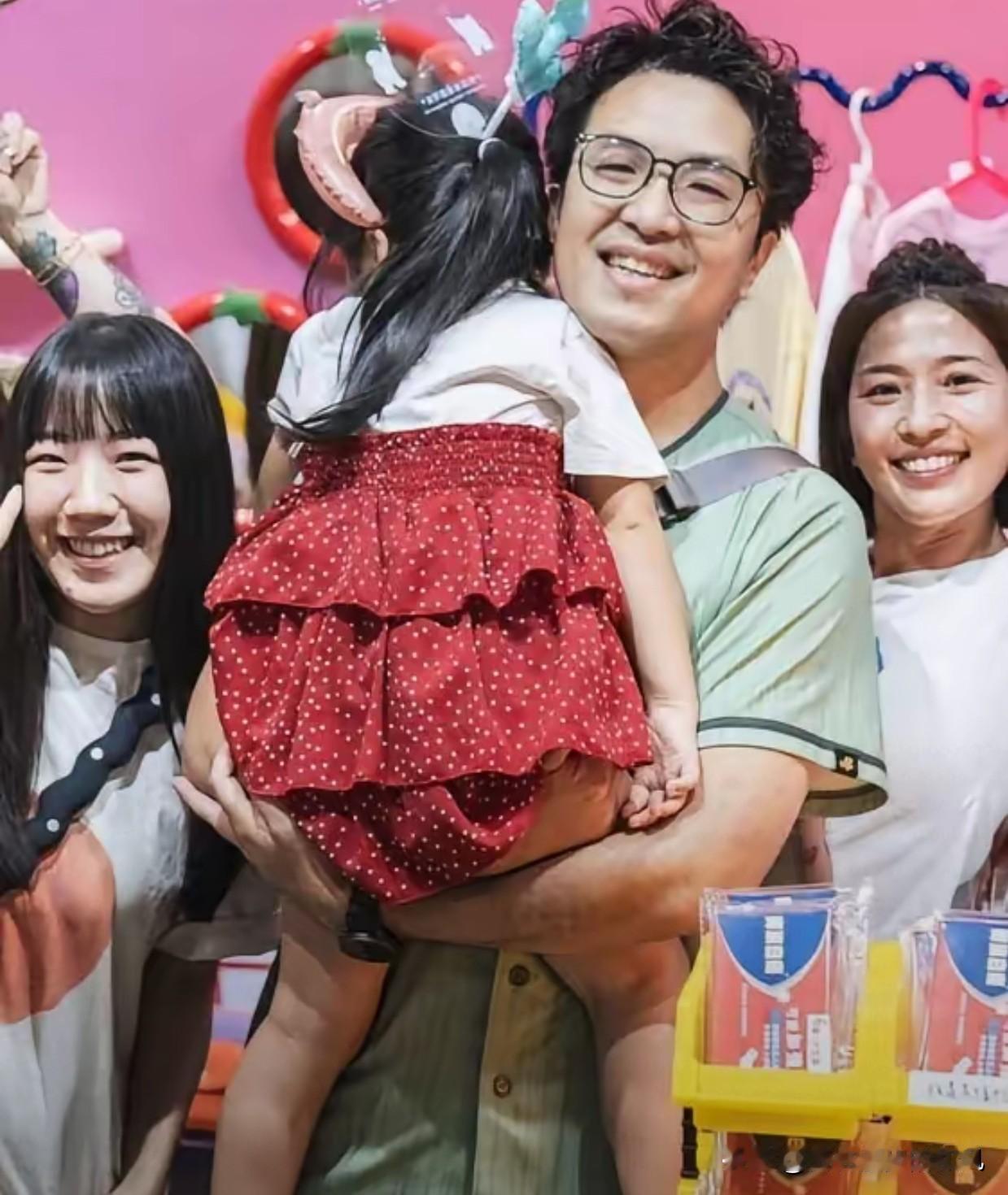 民进党立委、台北市长参选人沈伯洋，曾对外分享过收养女儿之后的心路历程。他在今年5