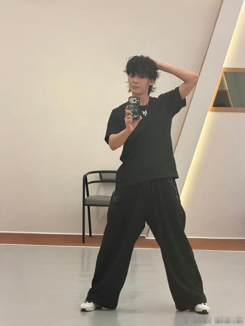 王赫野骑士精神高音 骑士精神舞台高光时刻，王赫野的高音爆发力十足，气息扎实，高亢
