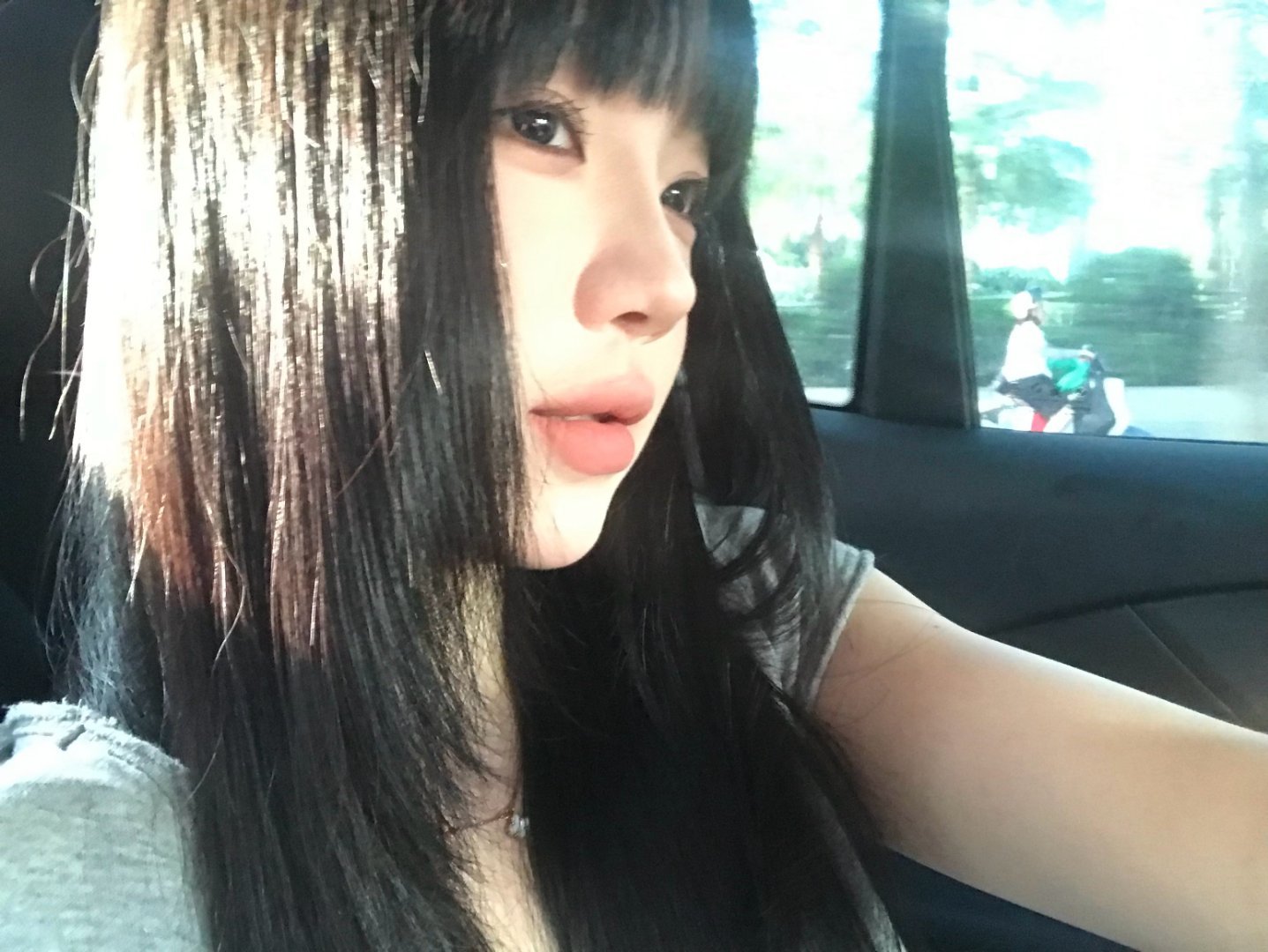 思慕社字母 凌晨三点醒来看见你在厨房热牛奶，冰箱灯的光落在你发顶。原来安稳不是惊