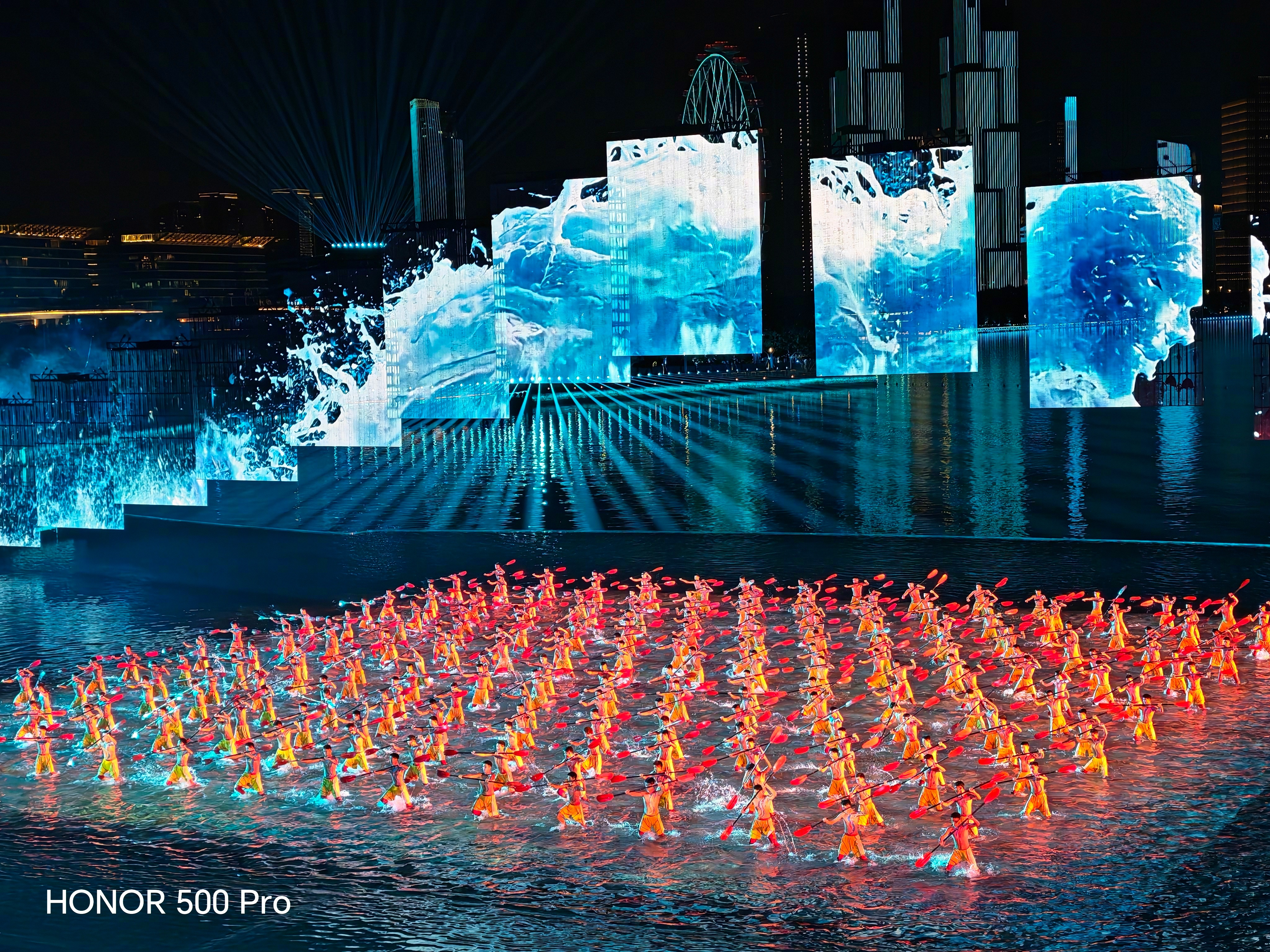 十五运今晚在深圳圆满落幕！此刻，十五运会闭幕式现场宛如梦幻之境！以海天为幕，城市