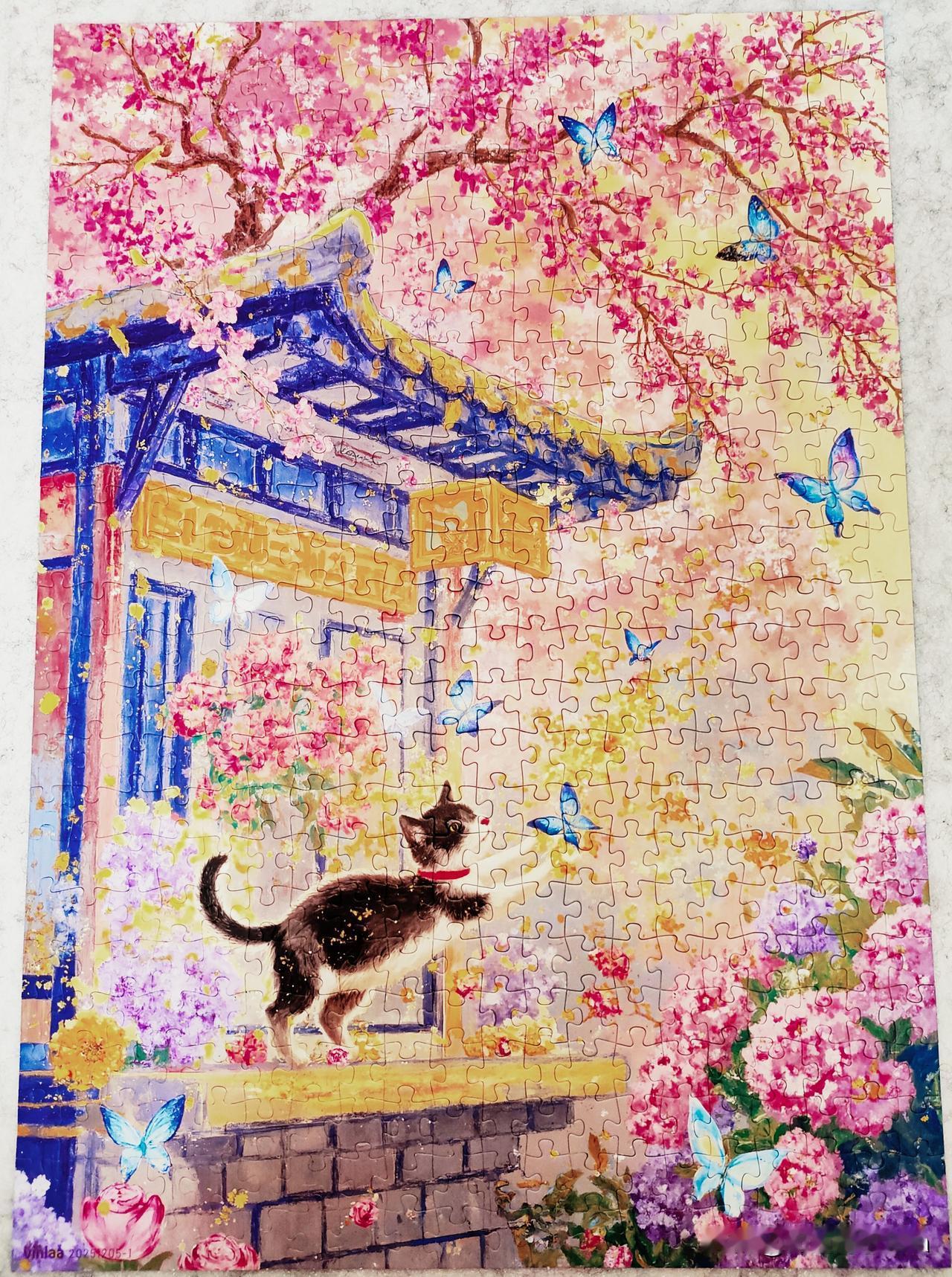 这是我今天新完成的一幅拼图《猫咪抓蝴蝶》，
这幅500块组成的拼图，拼的老费劲了