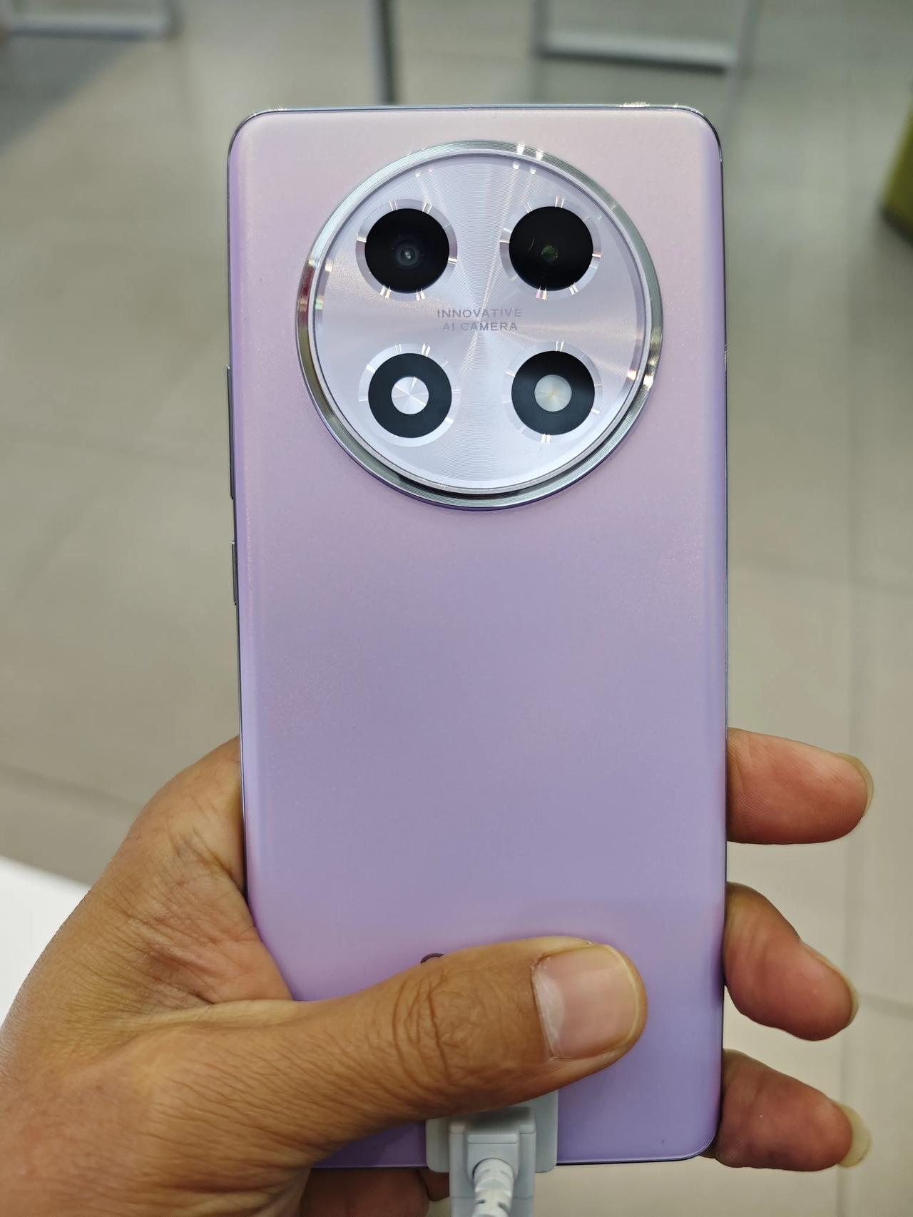 如果我把OPPO A2Pro的这个下面LOGO盖住，估计很多人不仔细看，一定以为