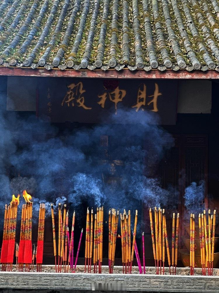 心情美丽，日常的生活里保持谦虚和努力，光芒再小也要永远闪亮！新的一天，愿我们：开