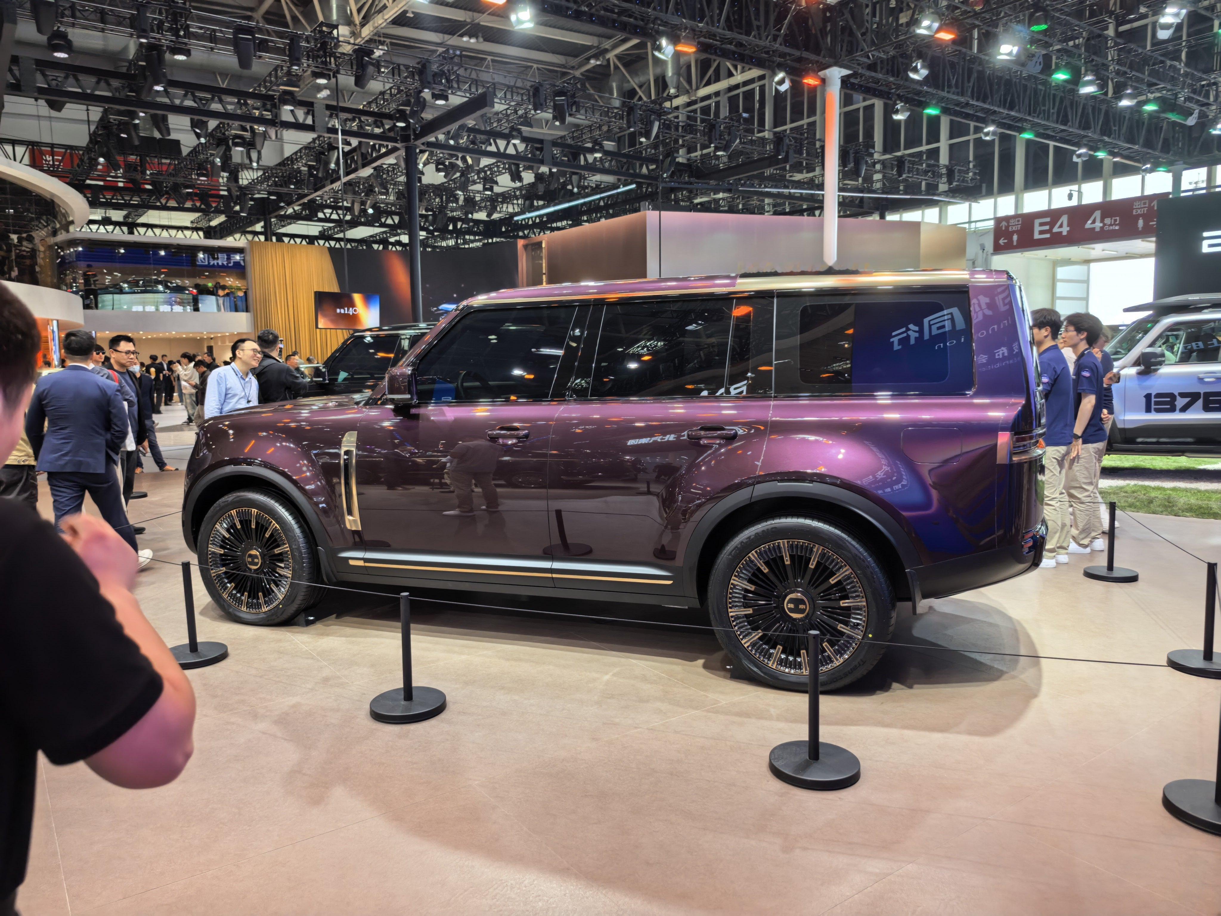 恰巧碰见了享界产品总监，给我看了sugardesign做的享界SUV，问他像不像