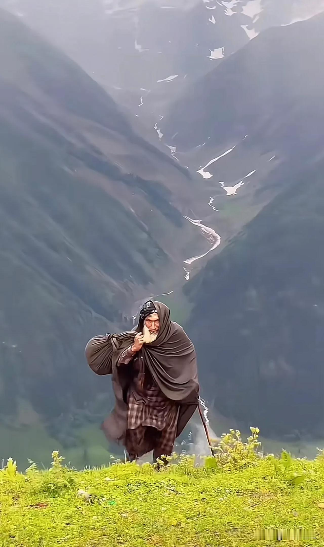 你看，还有那么多人跪着站不起来，我的慈悲心就又回来了……
别看，我一边向他们发钙