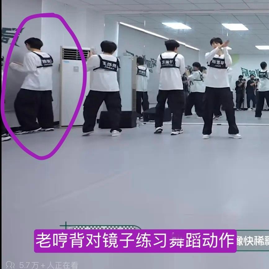 陈奕恒考核临场发挥能力1️⃣上台前从表情上就能看出来很紧张 即使出现失误及时化解