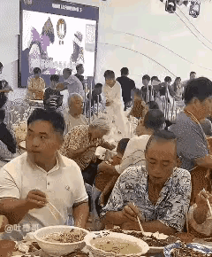 农村吃大席，同桌碰到一个这样的男人，看着他的行为，真想揍他一顿，让他滚出去，你们