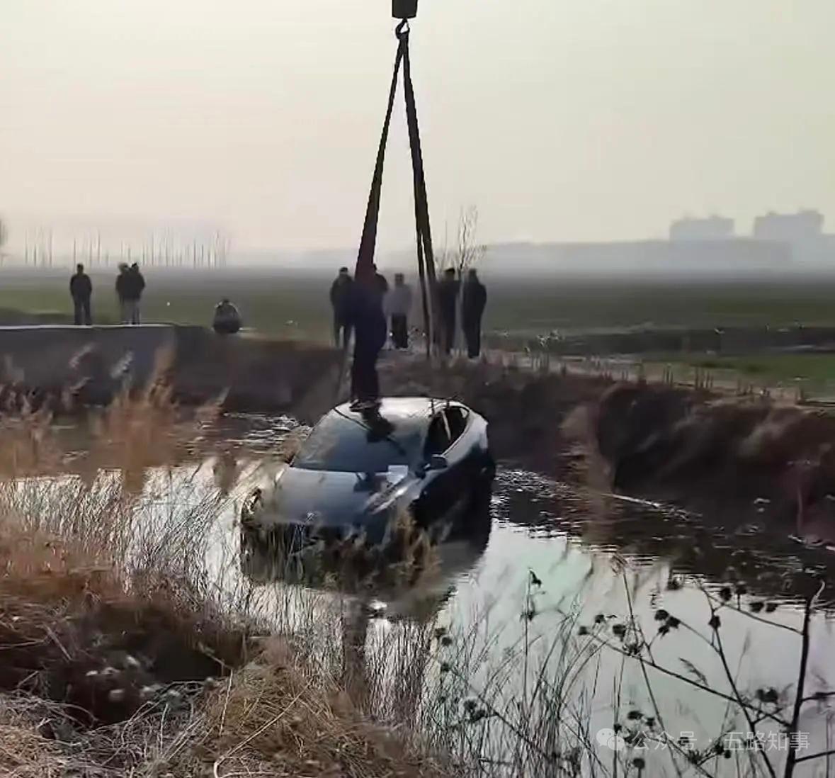 事发滨州！一辆特斯拉落水！

网友投稿：3月21日，在山东滨州博兴县湖滨镇境内，