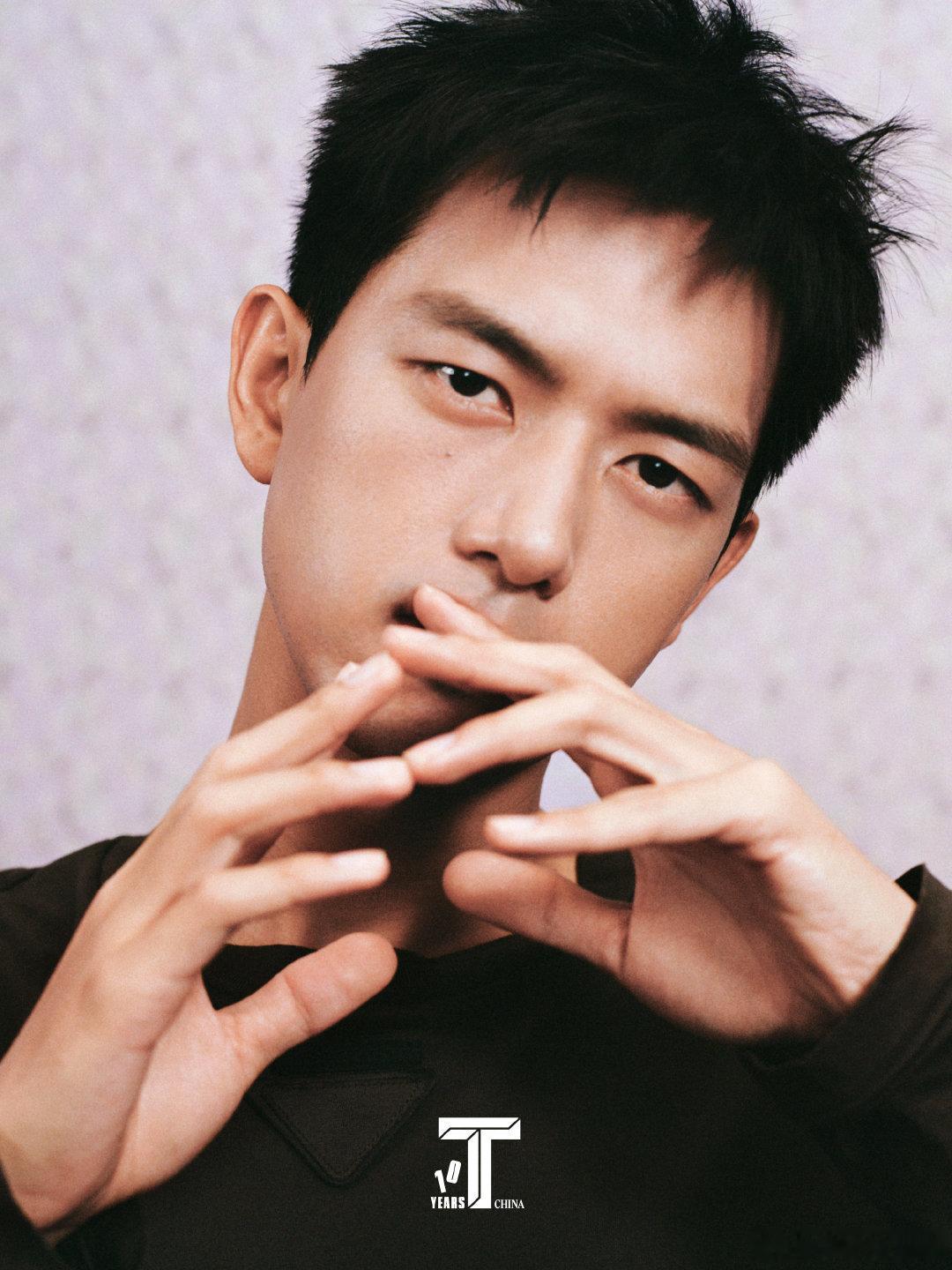 Prada李现封面高智感拉满 李现新封面的时尚表现力直接封神！简约造型穿在身上尽