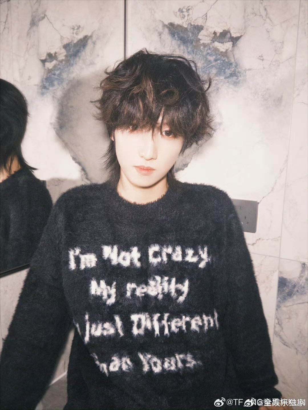 童禹坤给粉丝行王子礼 谁被狠狠戳中了！童禹坤微博之夜内场乖乖入座，还暖心给粉丝行