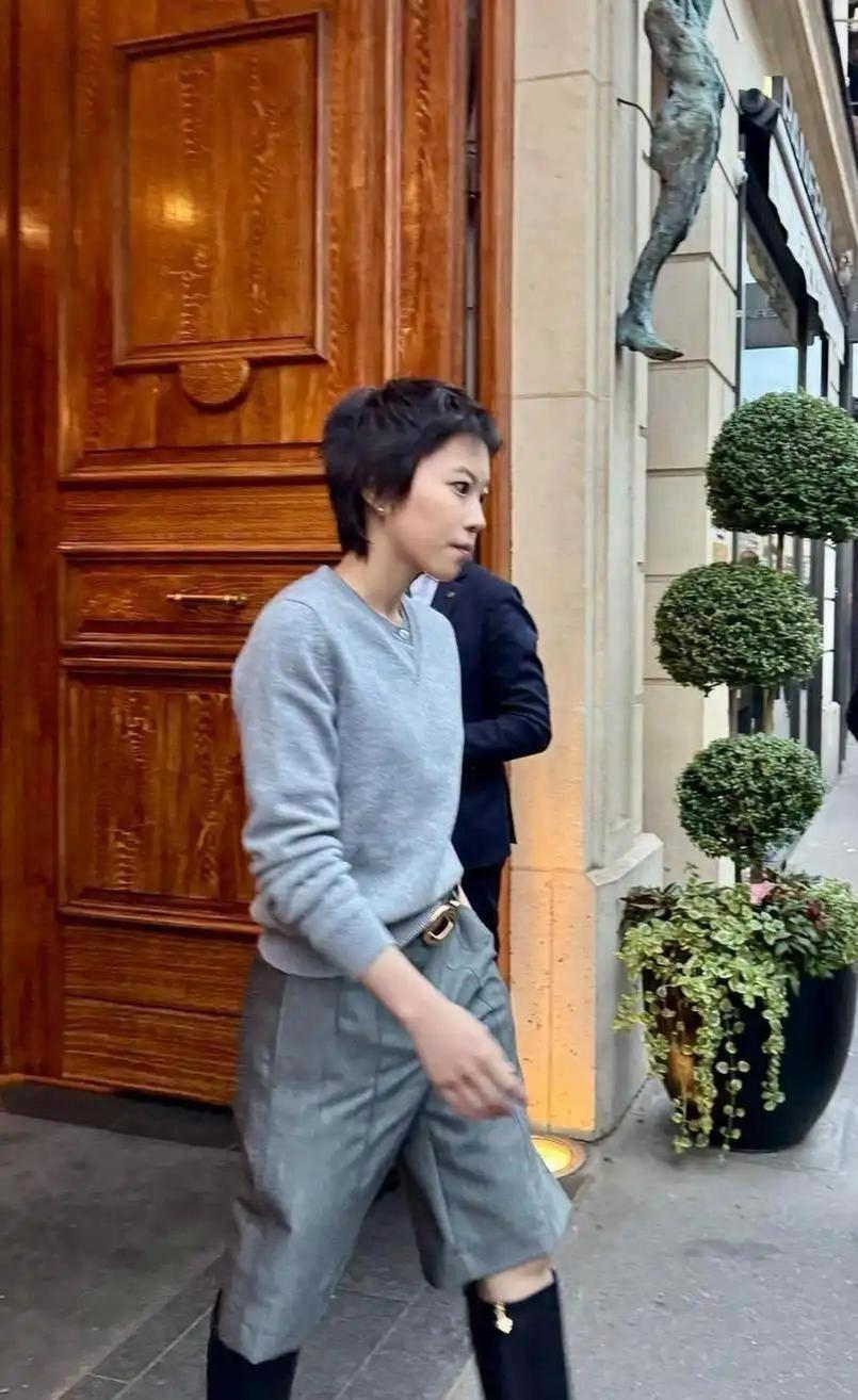 窦靖娘长开这身形，简直是王菲骨相的"复制粘贴"——窄肩、薄背、下颌线一模一样。