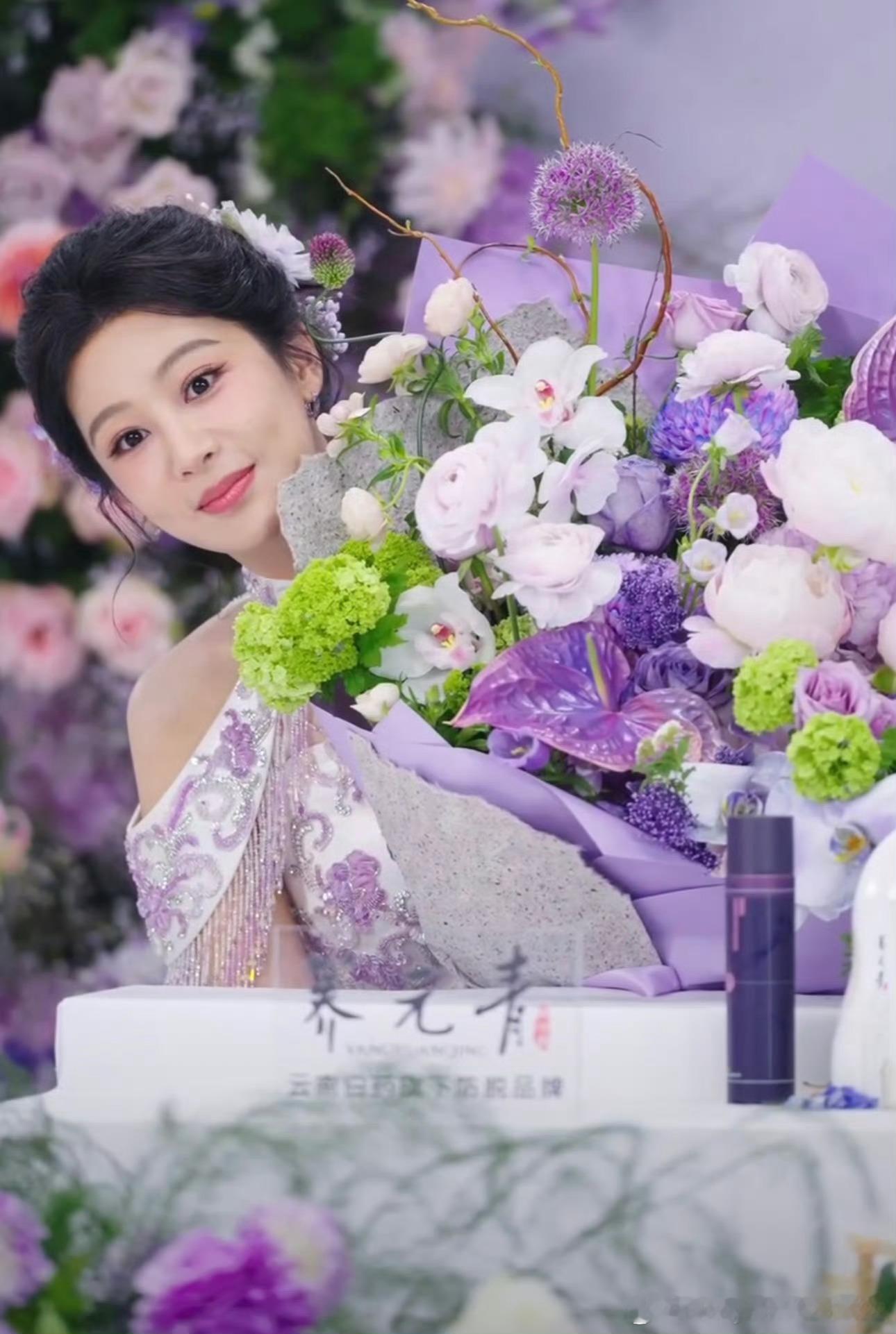 杨紫 可可爱爱的杨紫，谁不喜欢呢？你们说对吧！喜欢杨紫吗？喜欢她就多支持她了啦！