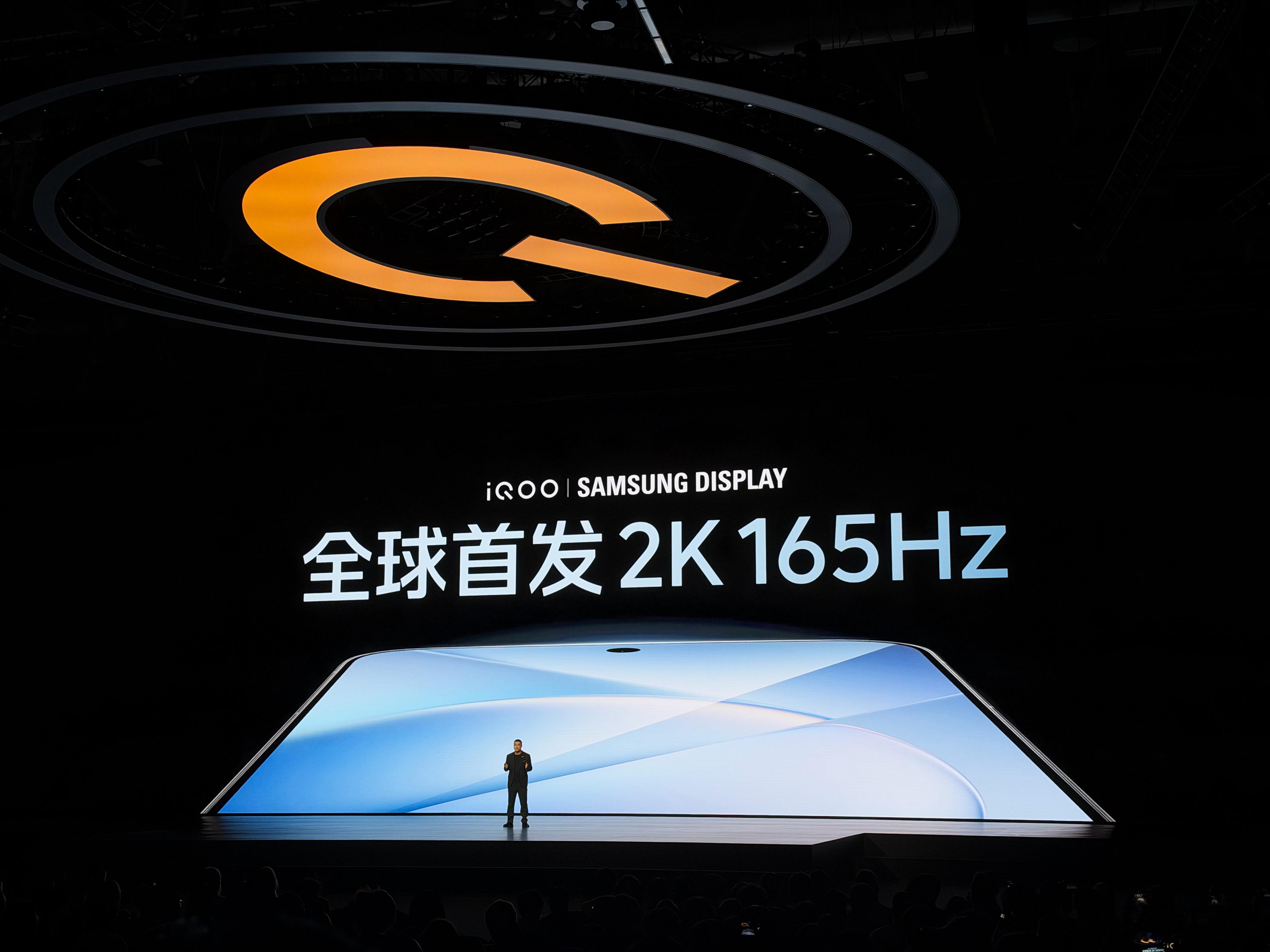 iQOO16采用三星M16发光材料，全球首发2K 165Hz珠峰屏，这块屏幕是真