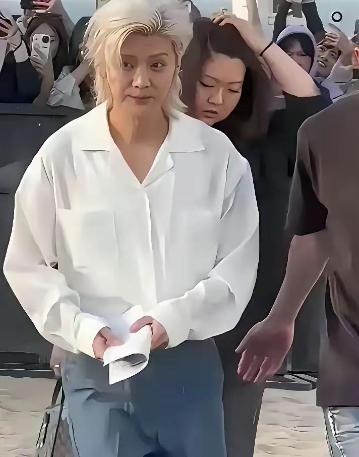 这是鹿晗吗？真的是完全没有认出来，感觉鹿晗外貌真的变了好多呀，好像已经不再适合这
