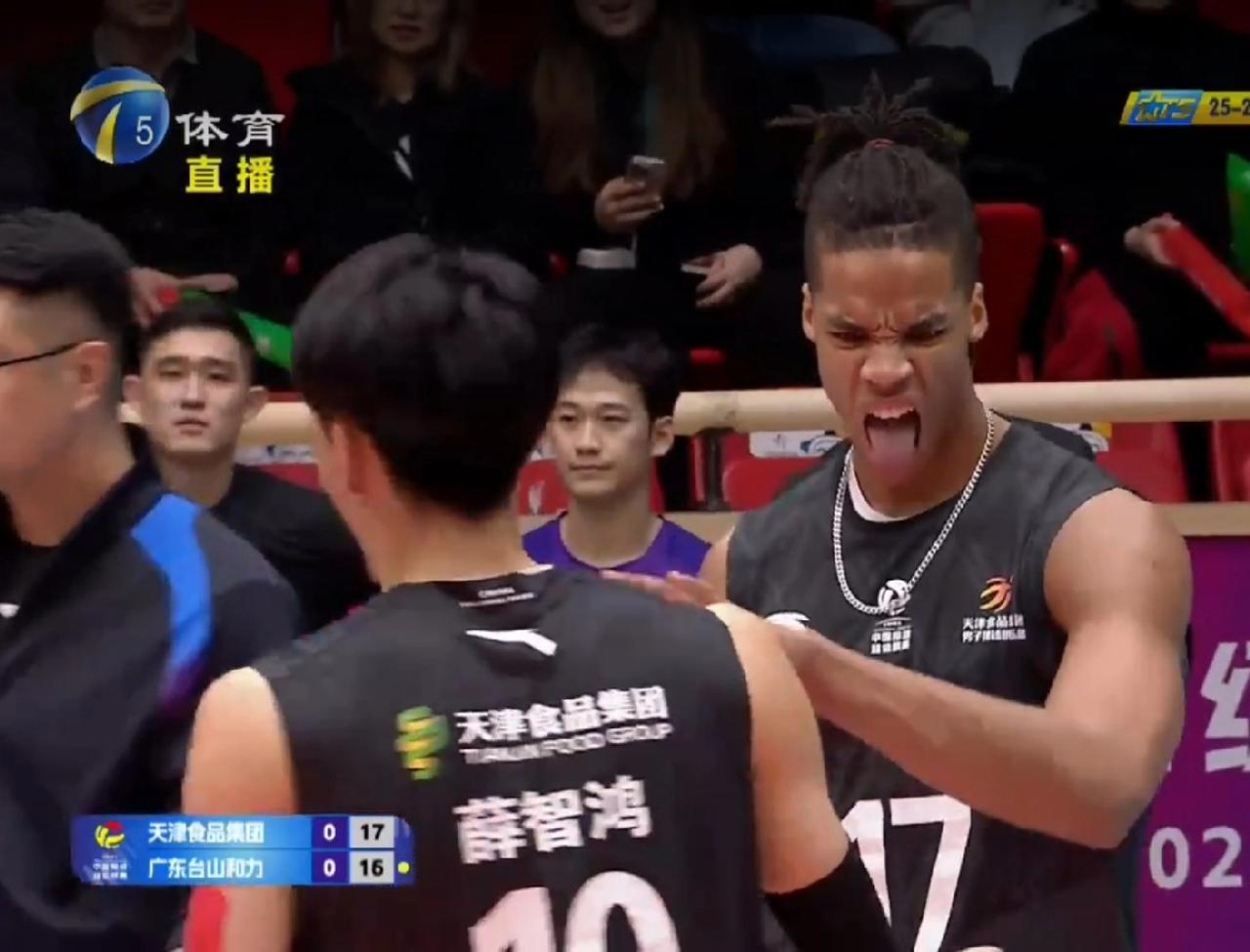 排超联赛天津男排今天晚上对阵广东男排，天津体育频道正在直播比赛！大屏幕看比赛效果