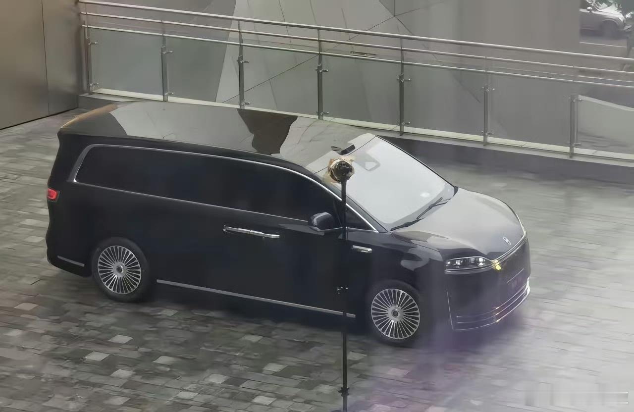 智界V9继续传承了R7、M9上统一的鸿蒙智行设计语言…… 