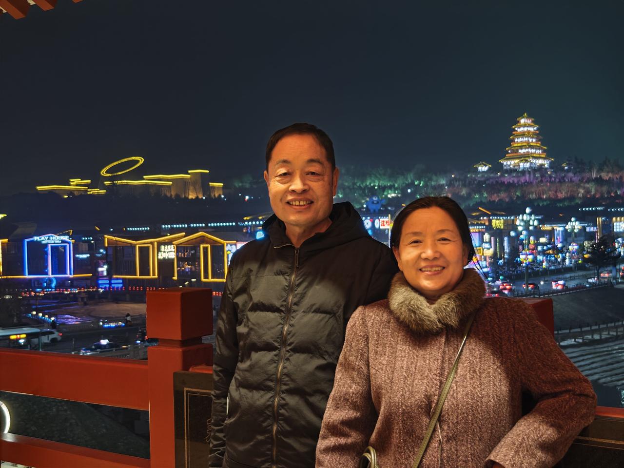 十年前在公园看到一对白发老夫妻，手挽手游公园，他们幸福的晚年感动了我，得诗一首。