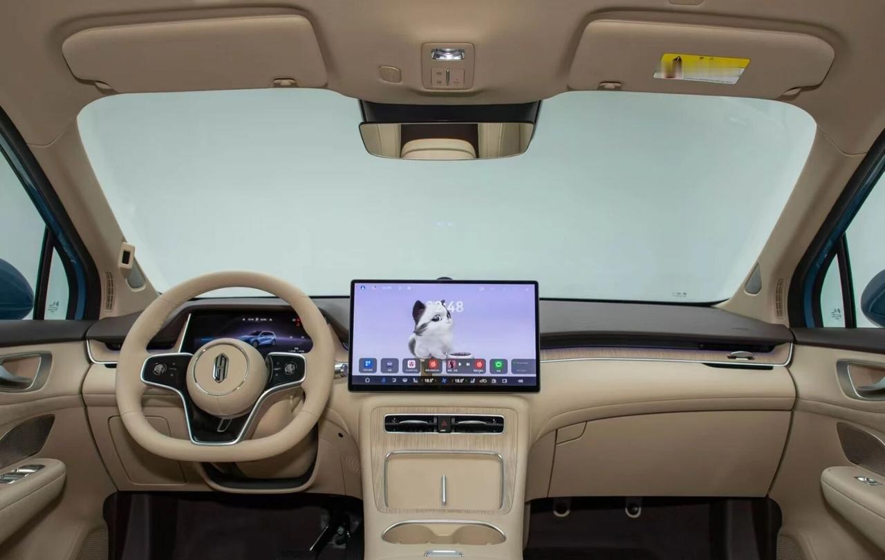 最便宜的华为座舱，都开得起？优点突出华为座舱与性价比：  
1. 全系标配华为鸿