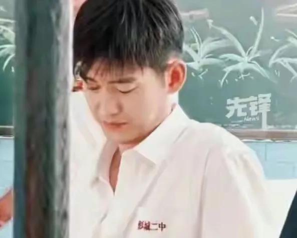 张翰引发争议！
6月12日，张翰突然引发了争议，起因是张翰新剧他再次饰演高中生，