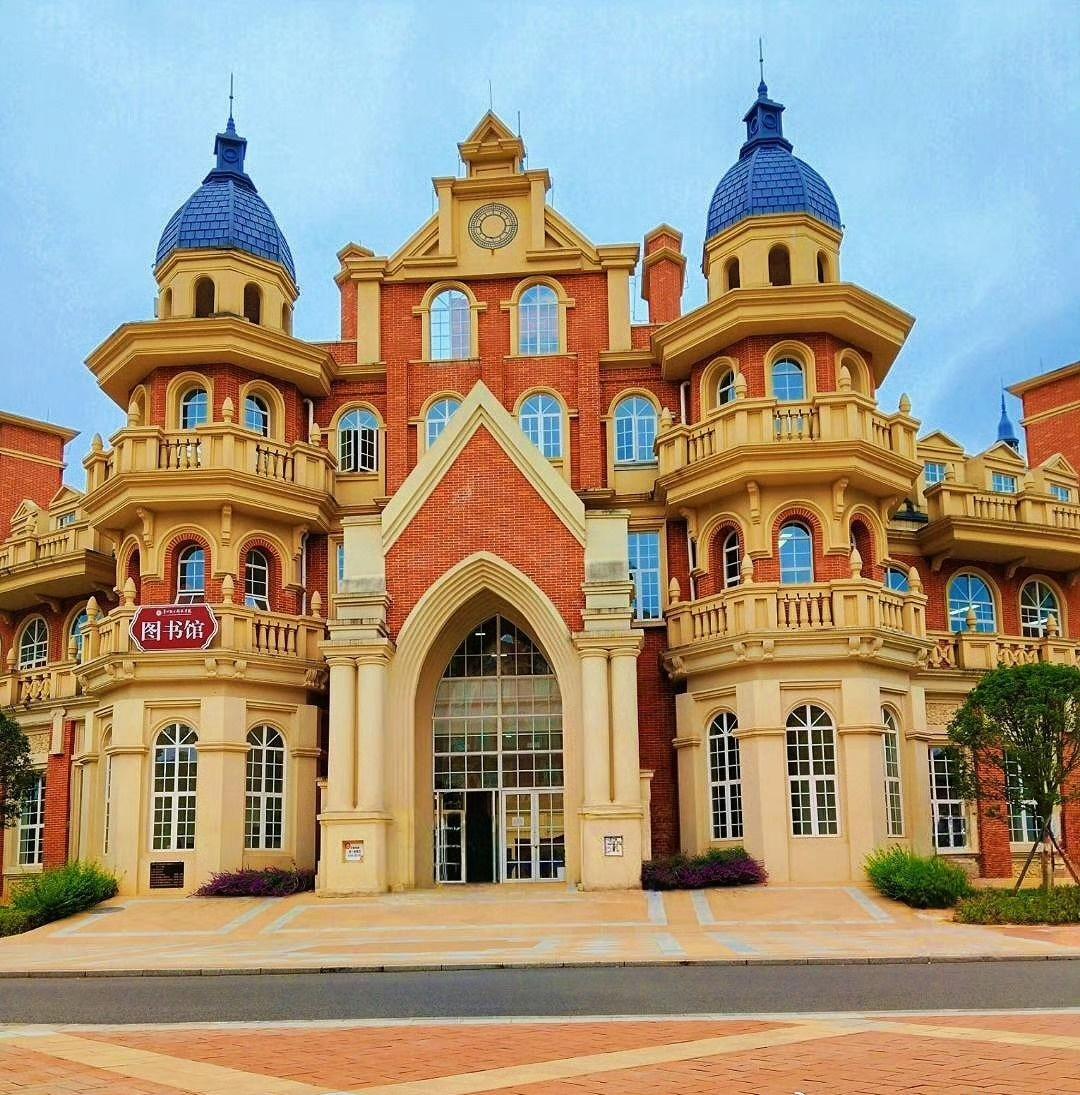 学校是一座美丽的花园，更是一所求知的殿堂。四季常青的树木，整洁优美的环境，让人心