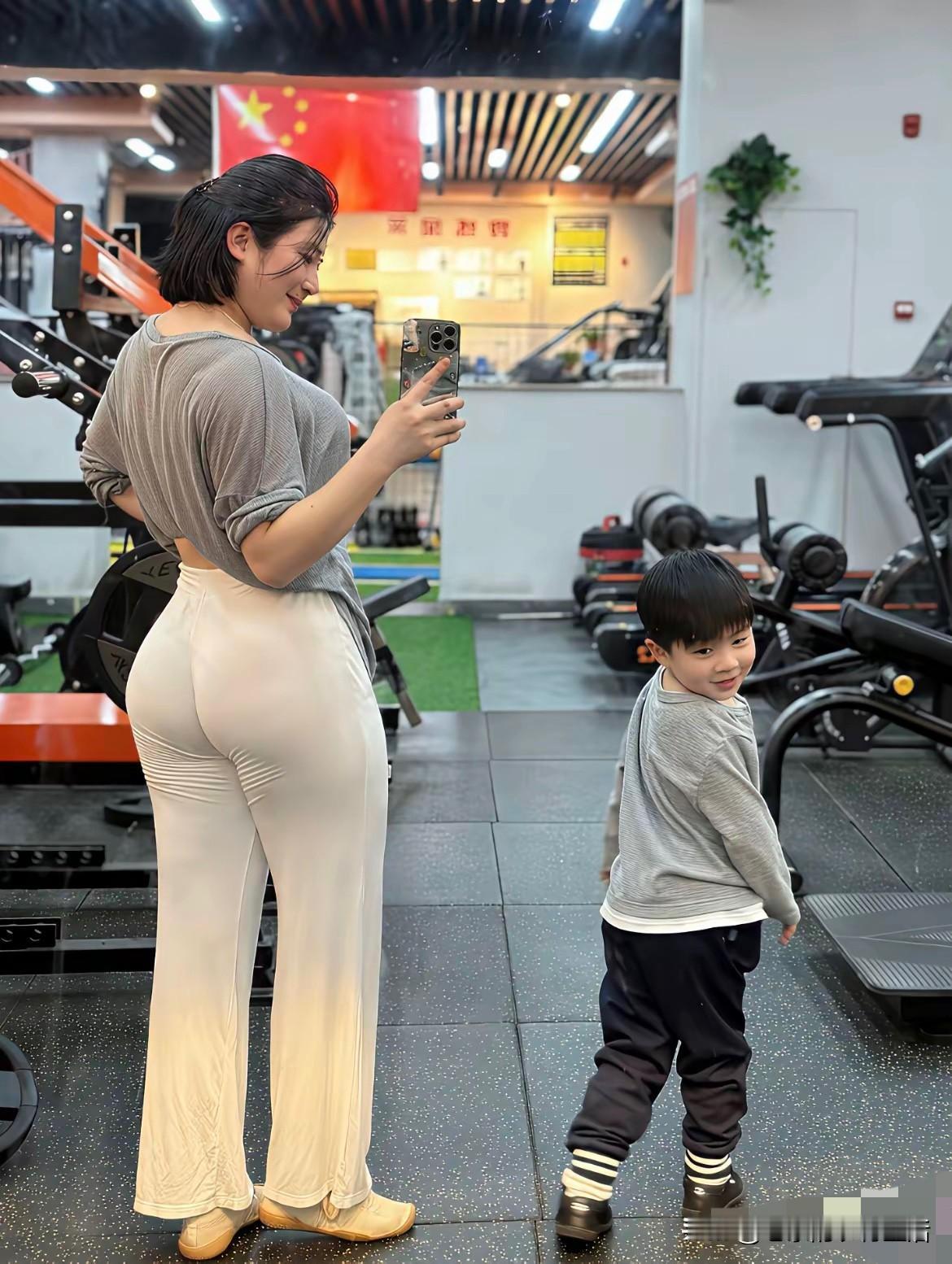 父母坚决不能为孩子做的三件事

第一，不能做孩子的全职保姆
第二，不能去承担孩子