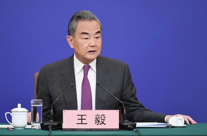 莫迪是个精明的棋手，但在金砖国家会议的会场上，当他对着中方代表露出那抹标志性的微