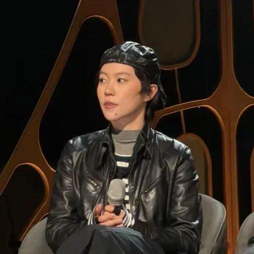 窦靖童 陈土豆窦靖童《歌手2026》舞台引爆热搜！顶着“两坨泡面”头、顶着“陈土