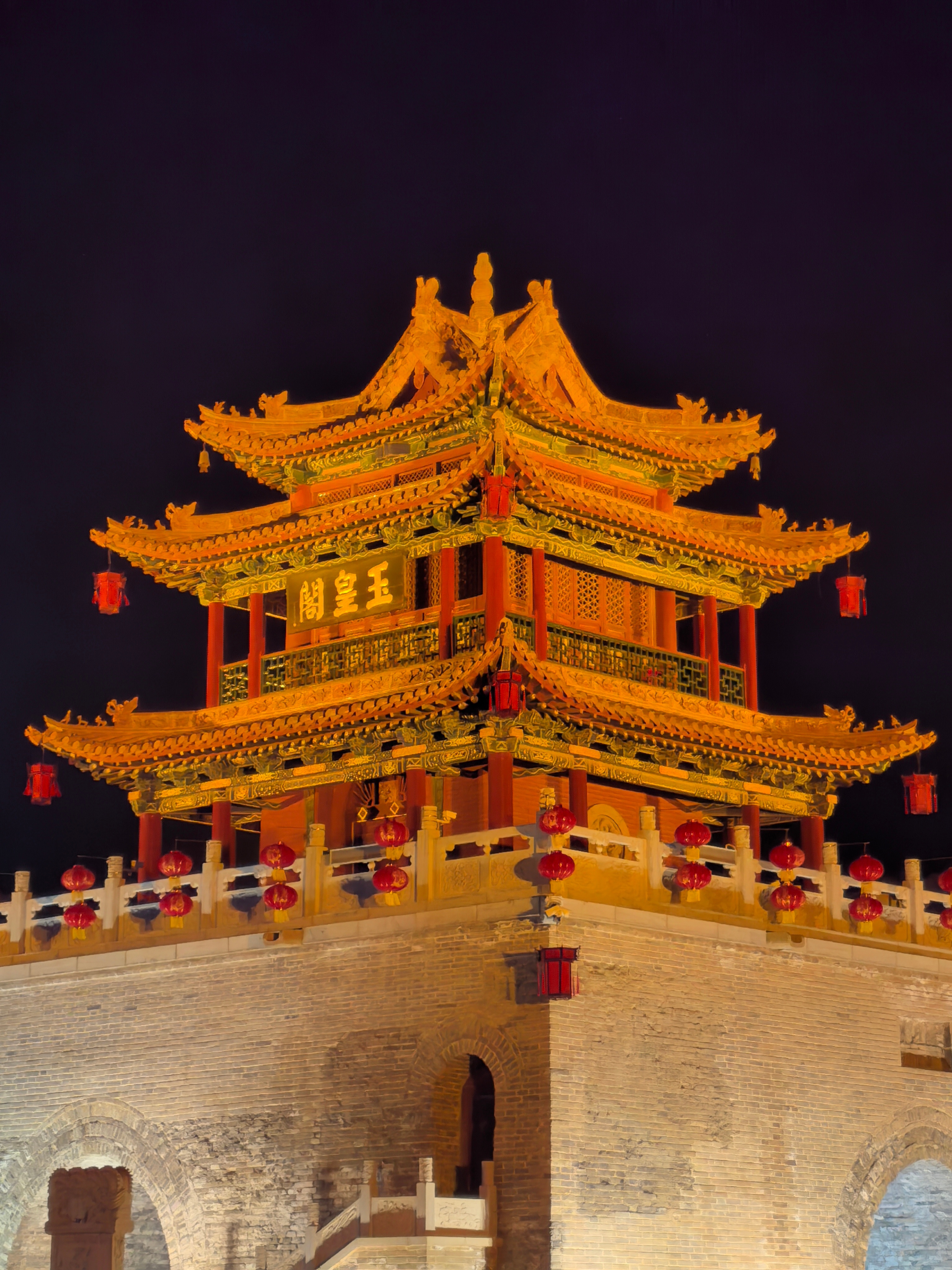 定边鼓楼的灯亮了。定边的夜，就有了中心。飞檐挑着星星，门洞收容晚风。我在楼下发了