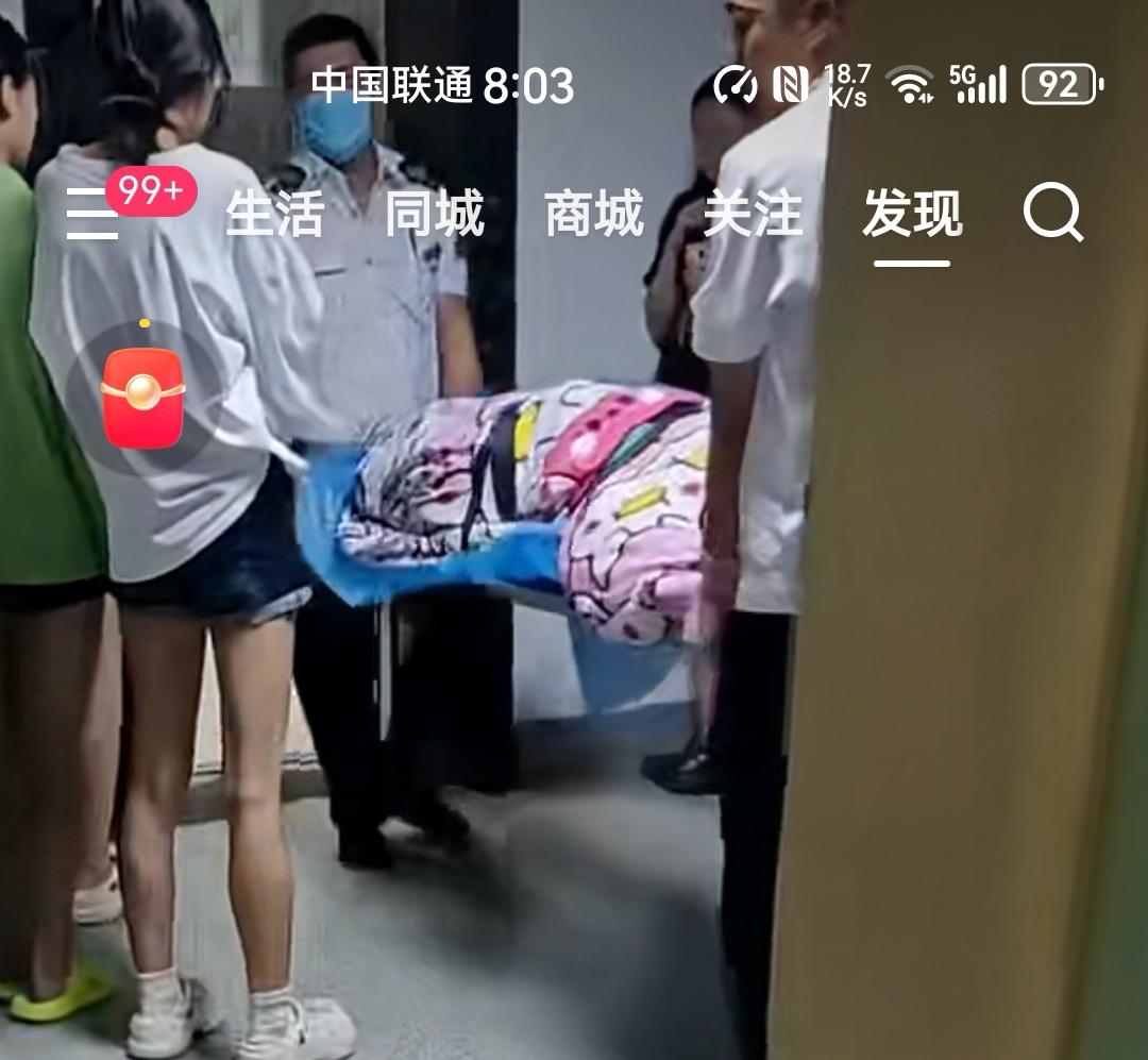 刷视频的时候看到的这个，一个女生在宿舍里生了个孩子，被医护人员盖着被子抬着担架去