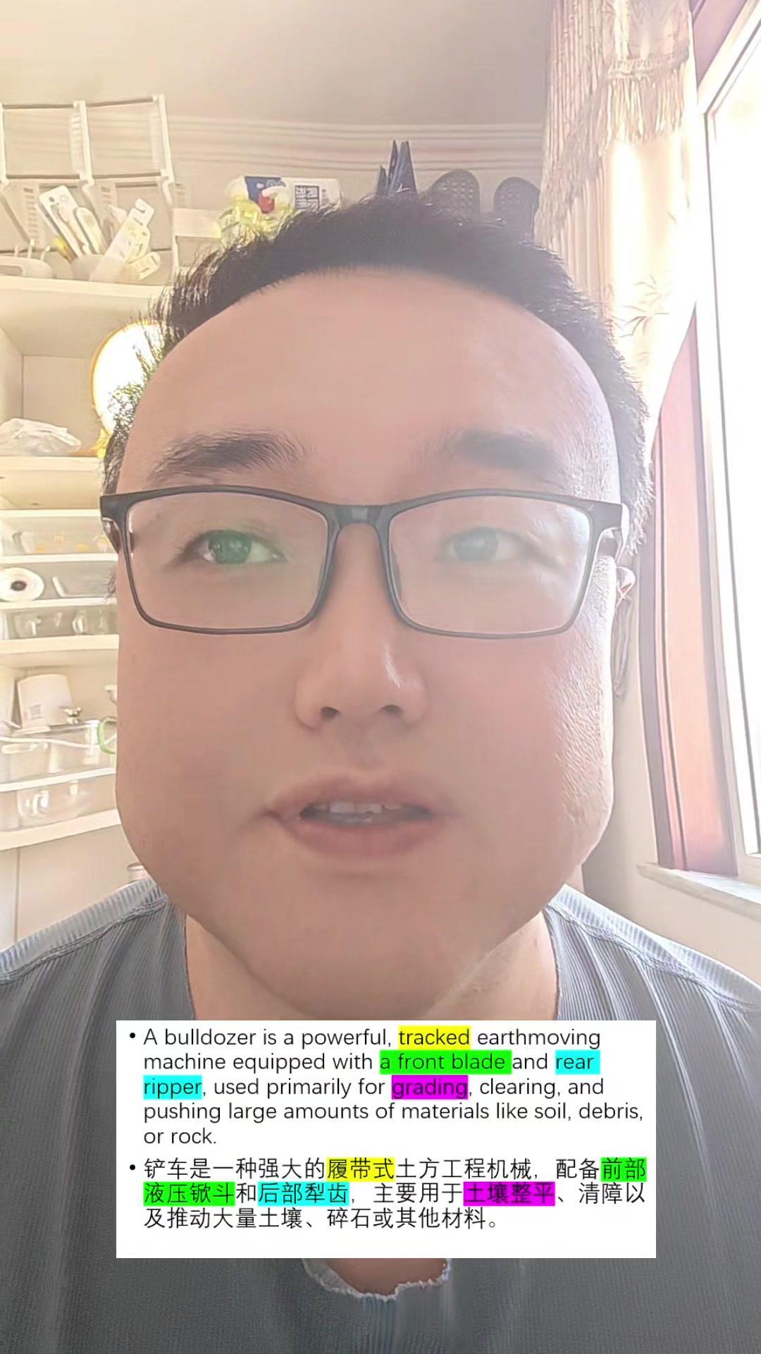 💥铲车英文怎么说？abulldozer是铲车的英文名，它是一种强大的推土机，配