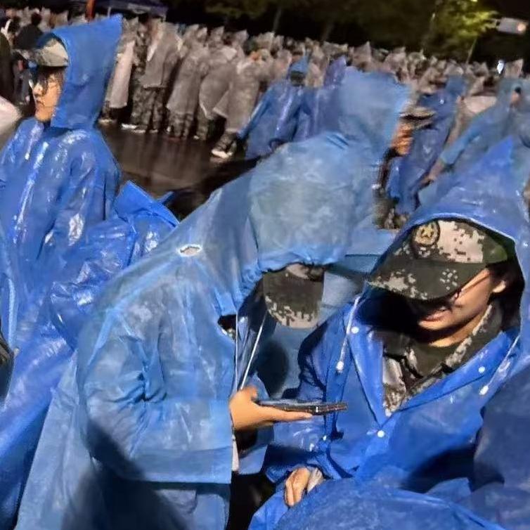 大学开学之际，不少父母亲都在牵挂自家孩子即将迎来的大学军训。那些从前整日浸在家庭