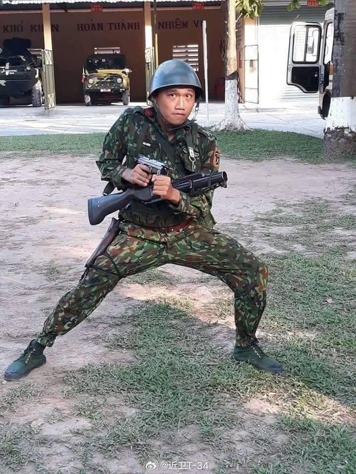 [呲牙] 比较有意思的照片——越南士兵手持波兰制 PM 63 冲锋枪，胸前还挂着