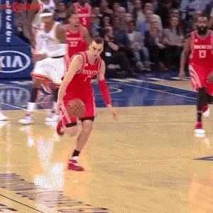 这是什么情况，NBA球员怎么变成软脚虾啦？

这一幕真的少见，无论是什么身体素质