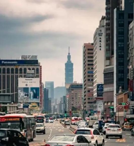 一位福建小伙曾经提出了一个统一台湾的绝佳建议，那就是让内地大爷大妈去台湾旅游，然