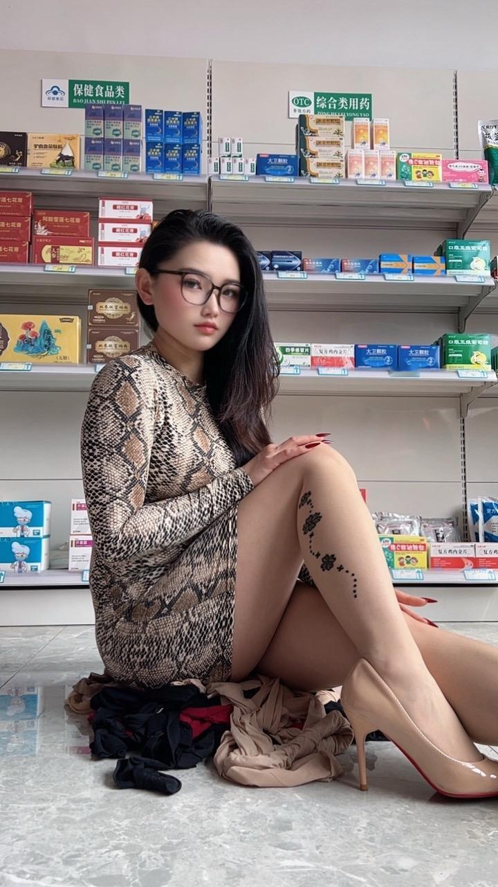 谁还不是小腰精 这样的身材你喜欢吗 美女老板娘日常 御姐风细跟高跟鞋太绝了 好身