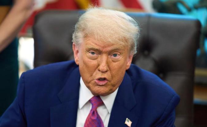 谁能料到！懂王特朗普又耍霸权，直接派美军硬闯委内瑞拉，把人家的石油命脉攥在手里，