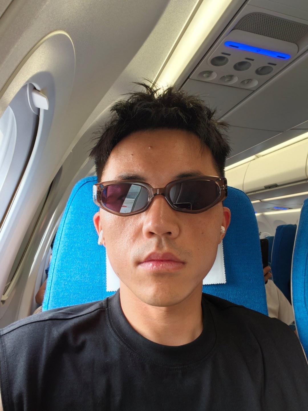 免费升级到了经济舱第一排腿部空间舒服多了这墨镜怎么样？之前生日的时候，老潘送的 