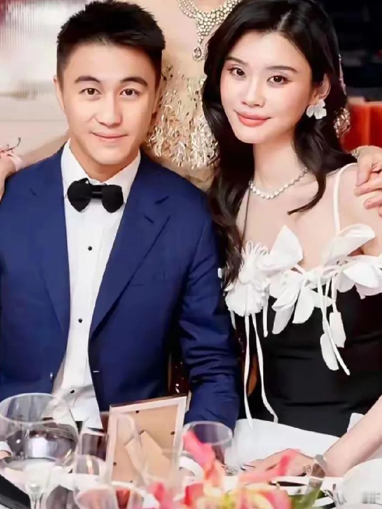 奚梦瑶何猷君
一起参加生日宴
当时两人的穿搭非常时尚
尤其是奚梦瑶的穿搭
一条小